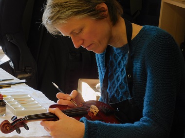 Elsa Vidon, luthière à Crest, dans la Drôme - Atelier Michon