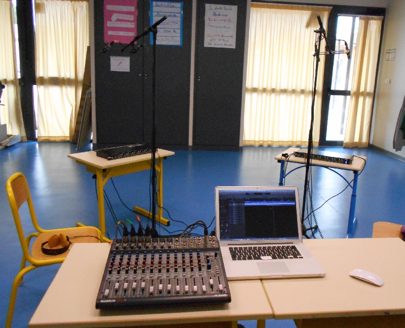Table de mixage, ordinateur, micros - Enregistrement à  l'Ecole Lucie Aubrac - Fiesta latina