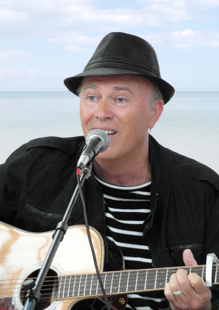 Olivier Rech : Auteur compositeur interprète Chanson française Chant de marins Celtique Bretagne - Morbihan (56)