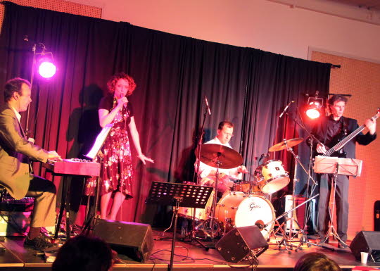 Sur scène, à St Romain (21), le trio jazz Wiosna et la chanteuse Laurie Batista. Photo Thierry Manuel - Wiosna